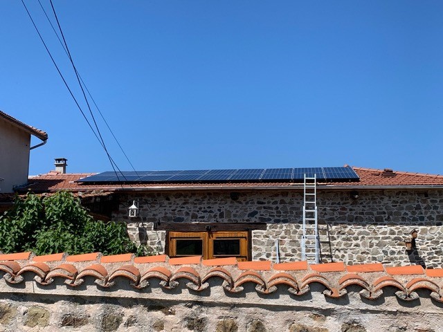 Panneau solaire sur un toit avec vue sur un ciel bleu