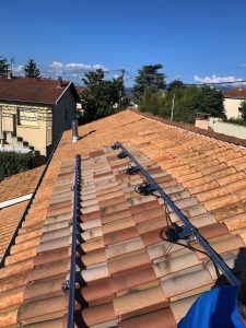 installation micro onduleur Enphase IQ7+ en surimposition toiture d origine sans fuite d eau